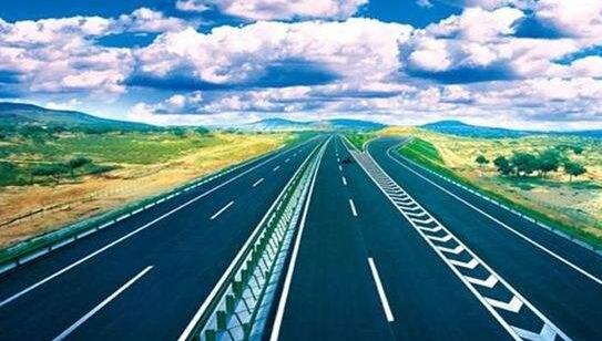 高速公路上选哪条车道更安全？